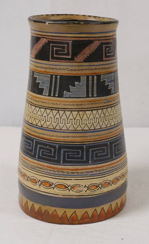 lot 4245 image: Native American Themed Pottery Piece - Neat
