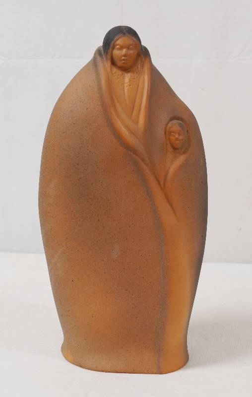 lot 4246 image: Native American Mother and Child Pottery Figurine