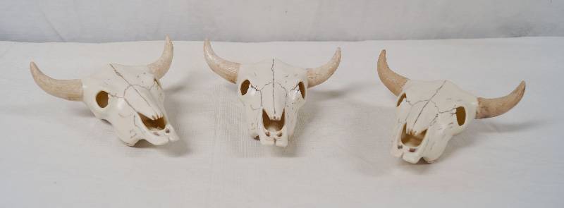lot 4250 image: Lot of 3 Decorative Ceramic Cow Skulls - Very Good Condition - See photos for sizes