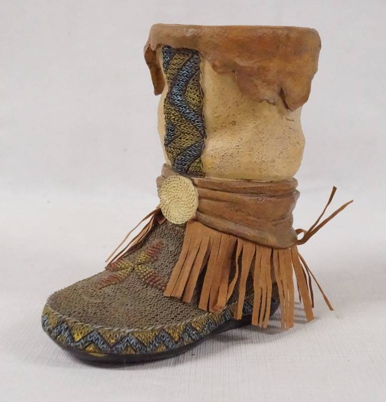lot 6115 image: Indian Shoe Ceramic Figurine- Very Detailed and Neat