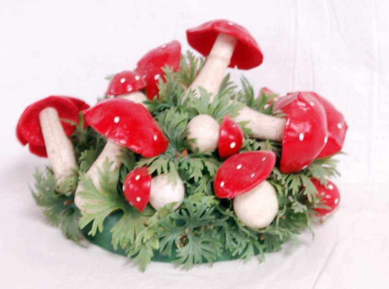 lot 9397 image: Vintage Mushroom Table Decor - Groovy