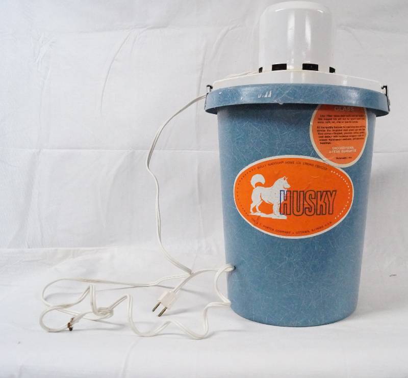 lot 4272 image: Husky 4 Quart Electric Ice Cream Freezer