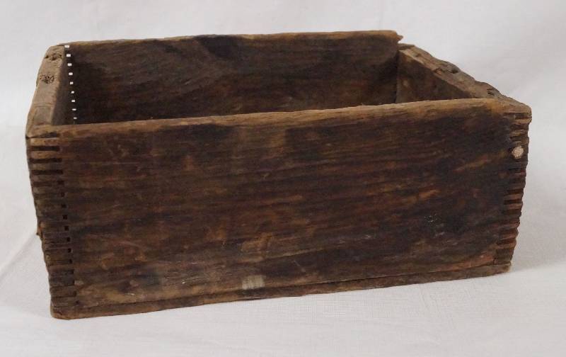 lot 4286 image: Vintage Wooden Box w combfinger-joint corners - See photos for flaw on on bottom of box