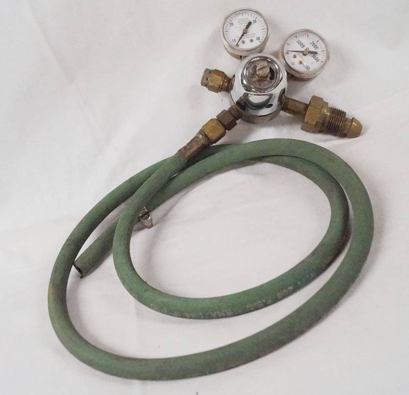 lot 4293 image: Gauge Set with Hose