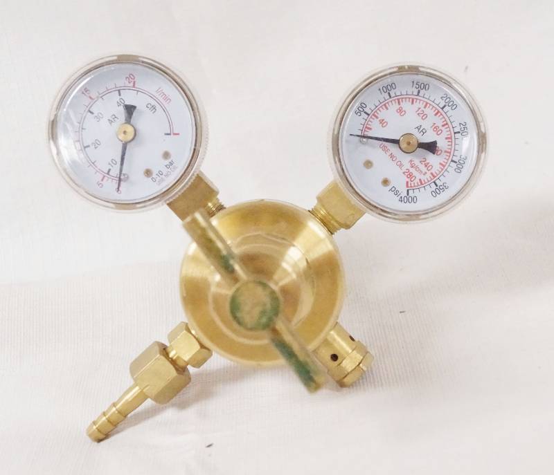 lot 4296 image: Gauge and Valve Set