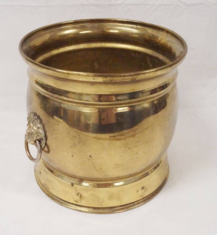 lot 4179 image: Old Brass Lion Head Can - Pretty Cool