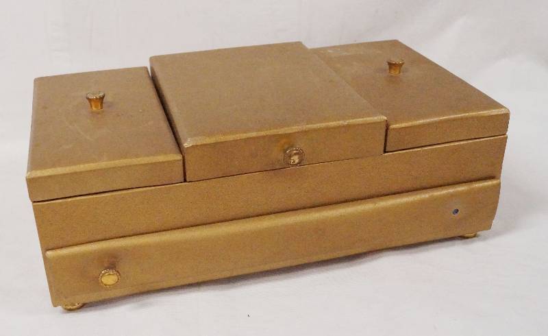 lot 4460 image: Super Cool JEWELRY BOX with Lots of Storage