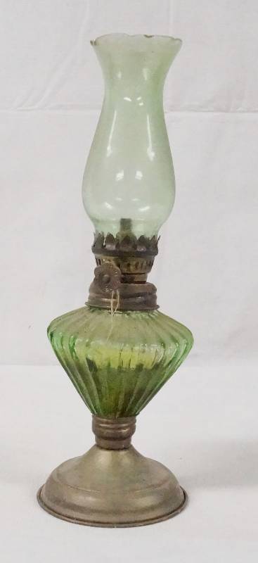 lot 4176 image: Really Cool Old Oil Lamp