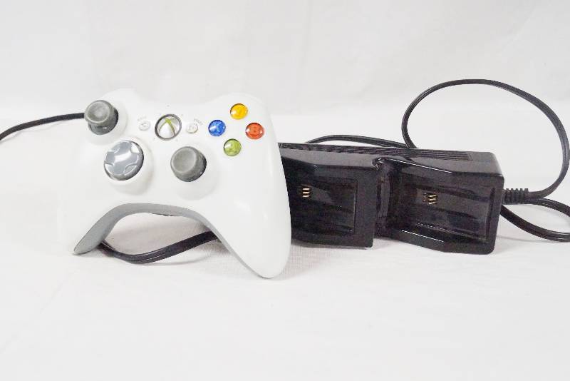 lot 4322 image: Lot of X-Box Accessories - Controller and wireless Charger