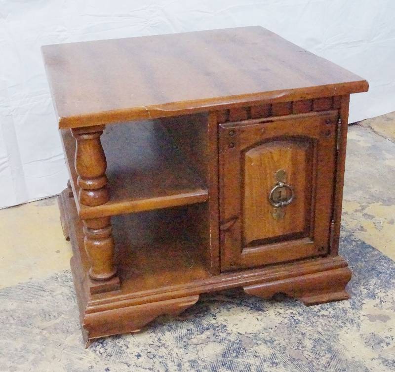 lot 4328 image: Nice Heavy Wooden End Table
