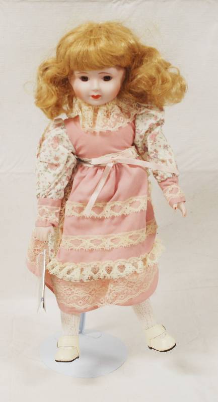 lot 4462 image: Beautiful Porcelain Doll On Stand from The Heritage Mint - Very nice So Pretty