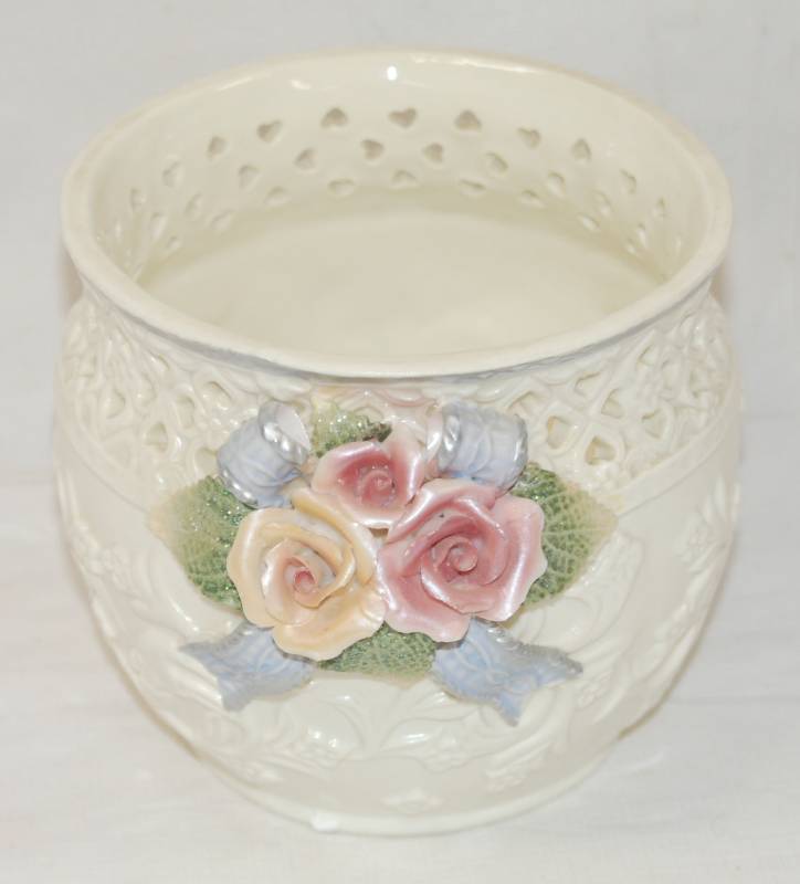lot 4468 image: Pretty Ceramic (porcelain) Pot - Victorian Collection - Roses - Many uses
