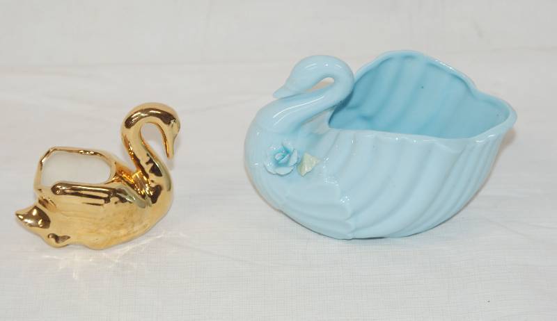 lot 4474 image: Lot of 2 Pretty Swans - 1 Beacon Hill Japan and 1 Golden Swan - PRETTY