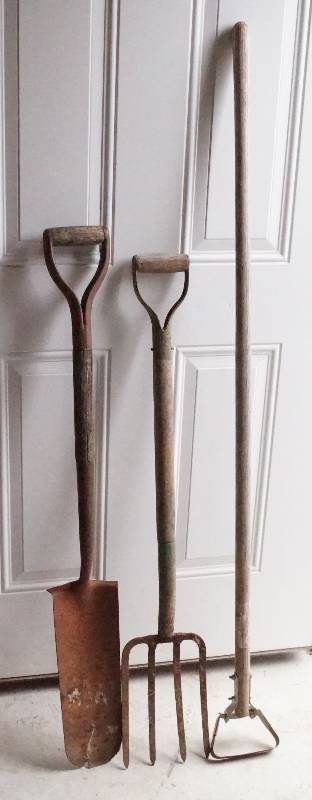 lot 6403 image: Misc Lot of Yard Tools