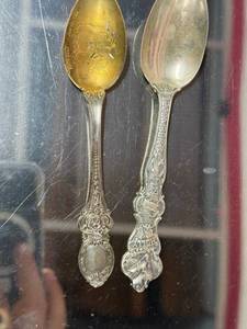 lot 119 image: Sterling Silver Holly Pattern Souvenir Spoons 46.3g