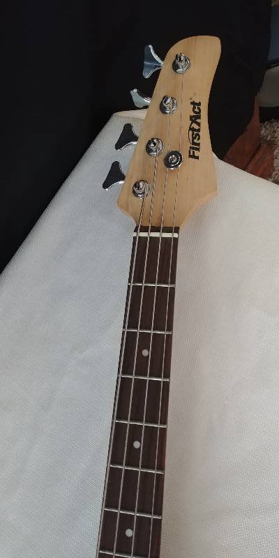 First Act Electric Bass Guitar | ♢☆♢>>>>♢☆♢>>>>Ding