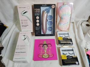 lot 18 image: Fun Womens Lot