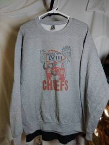 lot 300 image: Mens SIZE Large Kansas City Chiefs Crewneck Sweatshirt SuperBowl