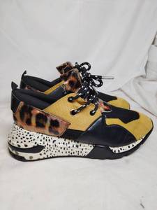 lot 320 image: Womens Size 9 Shoes SWEEEEET