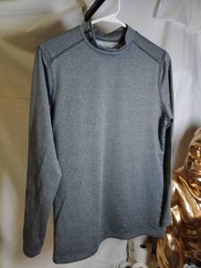 lot 325 image: UNDER ARMOUR Mens SIZE Medium COLD GEAR Long Sleeve Grey