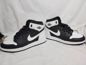 lot 327 image: NIKE Air Jordans Size 7Y