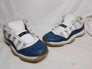 lot 525 image: AIR Jordan Size 7Y Shoes no laces