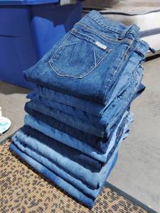 lot 529 image: Lot of 10 Pairs of Denim Jeans