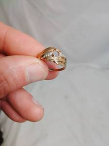 lot 556 image: 10 Karat Gold Ring missing the stone