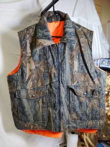 lot 587 image: Mens SIZE XL Camo Vest
