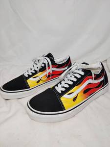 lot 595 image: VANS Mens Size 9.5 Shoes