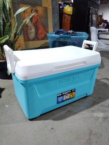 lot 607 image: Igloo 48 QT Laguna Hard-Sided Ice Chest Cooler Aqua Blue and White