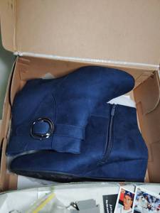 lot 96 image: Womens Size 8.5 Midnight Blue Booties