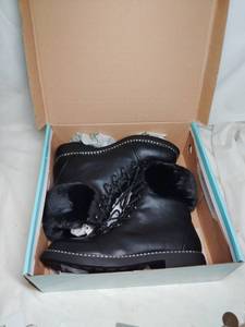 lot 99 image: Beautiful Womens Size 8.5 Black Boots in a Box