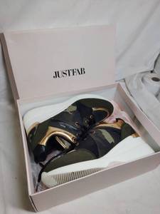 lot 102 image: Womens Size 8.5 Camo and Gold Tennis Shoes in a Box