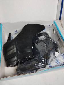 lot 105 image: Womens Size 8.5 Black Suede Heels in a Box