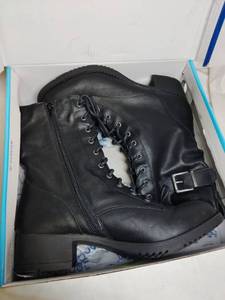 lot 106 image: Womens Size 9 Black Boots in a Box