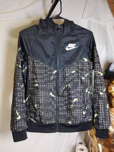 lot 117 image: NIKE Size L Windbreaker Unsure if its womens or youth