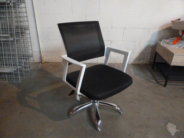 lot 50 image: NEW BLACK & WHITE DESK CHAIR