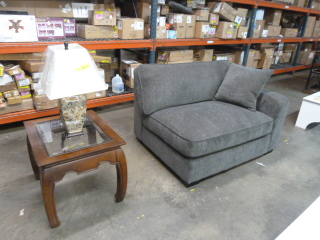 lot 44 image: BRAND NEW CORNER CHAIR & TABLE with lamp