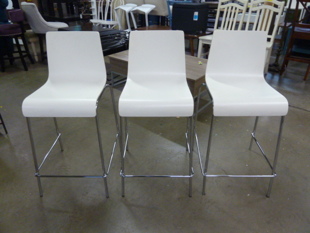 lot 19 image: SET OF 3 WHITE COUNTER HEIGHT CHAIRS