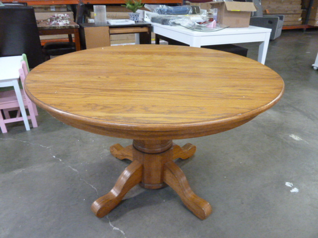lot 16 image: ROUND OAK DINING TABLE