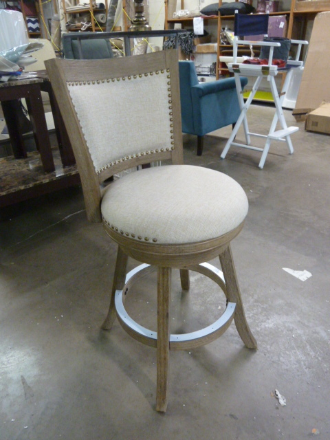 lot 4 image: COUNTER HEIGHT SWIVEL CHAIR