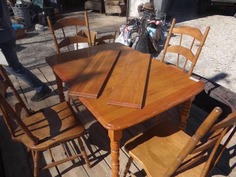 lot 748 image: Antoque oak table w2 leafs & 5 chairs.(2 chair damaged).
