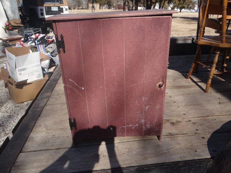 lot 749 image: Small wood shelf wdoor.