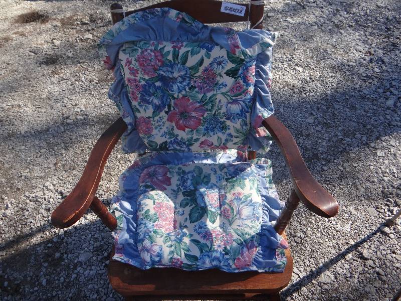 lot 752 image: Rocking chair wseat & back cushion.