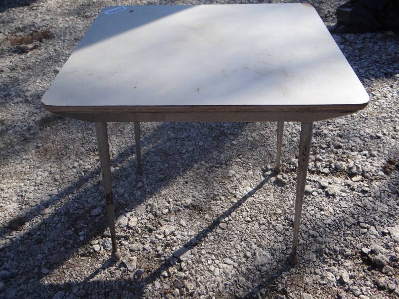 lot 753 image: Vinatge metal school desk wcontents.