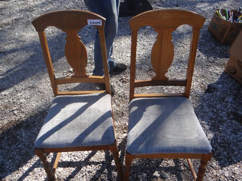 lot 754 image: 2 wood chairs wcushion.