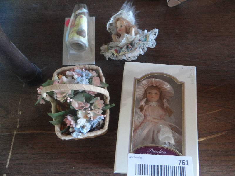 lot 761 image: Small porclain dolls in box & small decor.