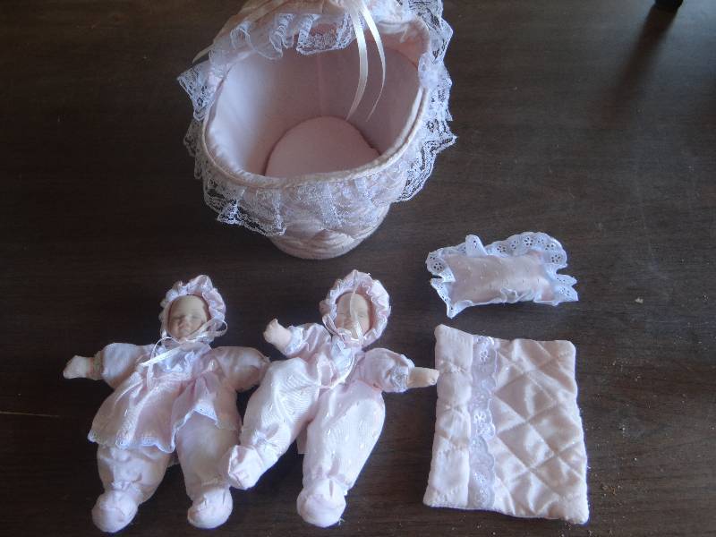 lot 766 image: 2 Twin porcelain babies in basket.