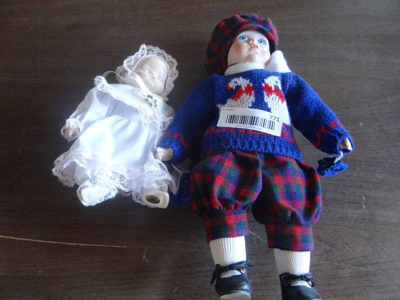 lot 771 image: 2 Vintage porcelain dolls.